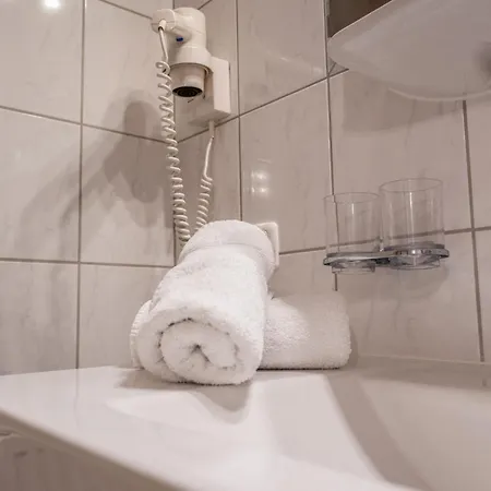 Haus Waldhof 招待所 4*